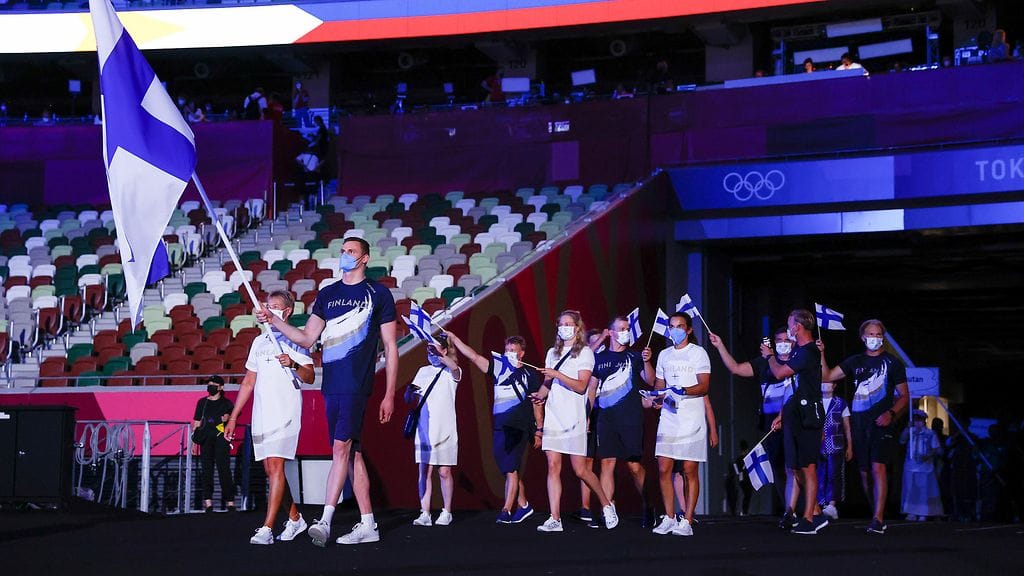 Suomen joukkue Tokion olympialaisten avajaisissa kesällä 2021.
