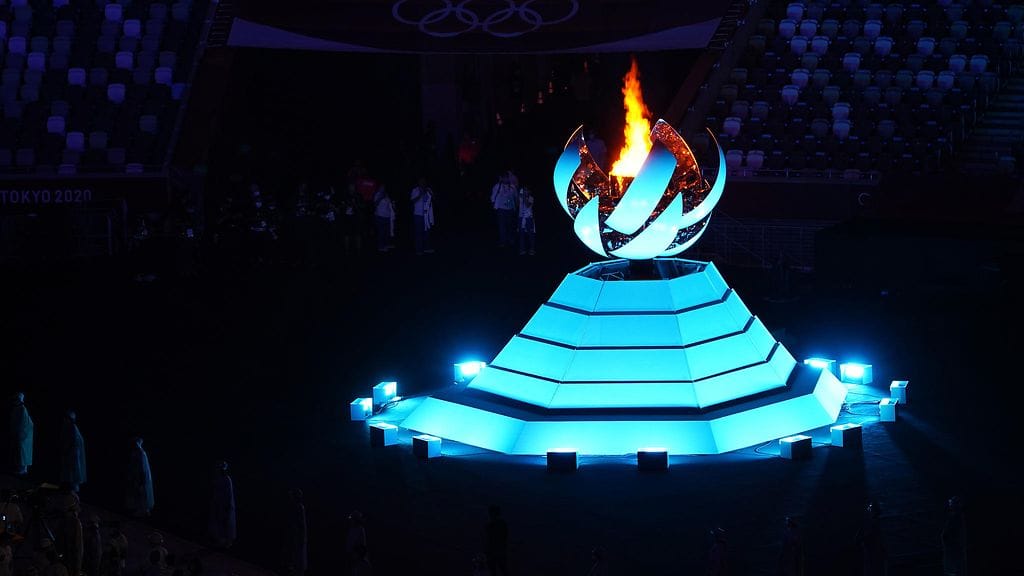 Olympiatuli Tokion kisojen päättäjäispäivänä. Kuvituskuva.