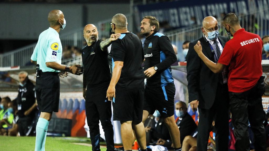 Montpellierin ja Marseillen ottelu keskeytyi, kun kannattaja heitti esineellä Marseillen pelaajaa kasvoihin.