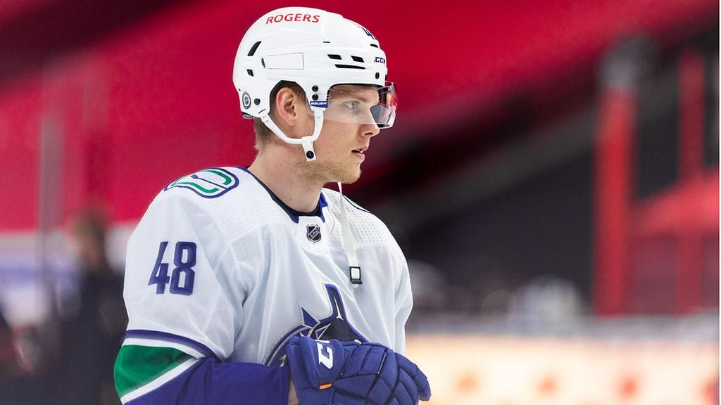 Olli Juolevi jatkaa Vancouver-paidassa yksivuotisella sopimuksella.