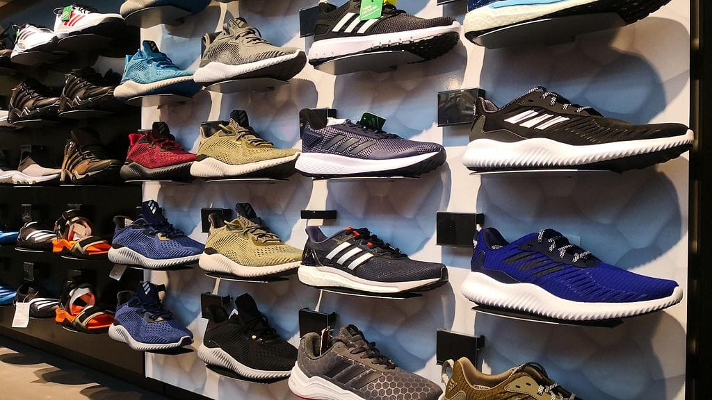 "Maksaisin hyvät rahat, jos voisin unohtaa tämän kuvan näkemisen",, uutuuskengät netissä nähnyt henkilö voivottelee. Kuvituskuva.