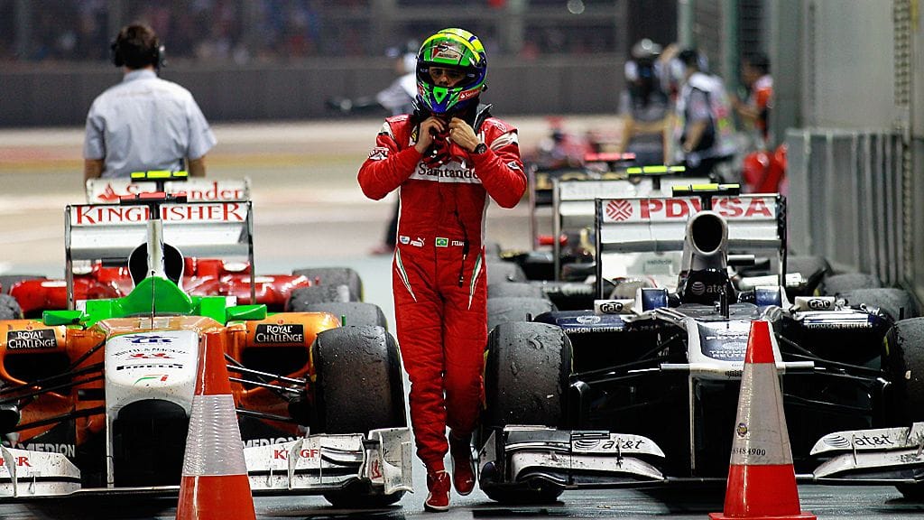 Felipe Massa kävelee Singaporen varikolla kisan jälkeen.