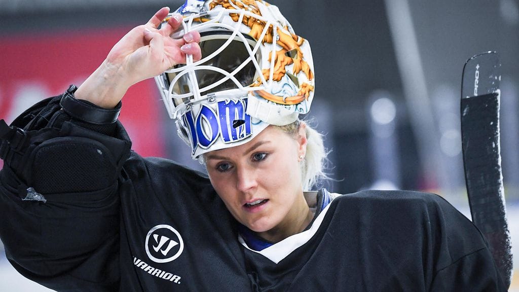 Meeri Räisänen torjuu Naisleijonien maalilla pian alkavissa MM-kisoissa.