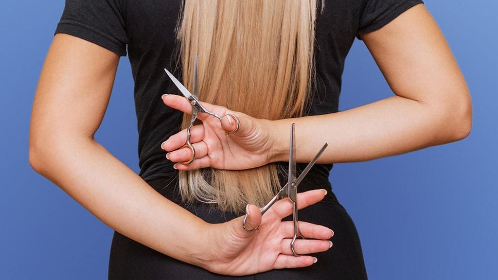 Vaikka hiuksiaan ei haluaisikaan leikata, säännöllinen trimmaus tekee latvoista siistimmän näköiset. Kuvituskuva.