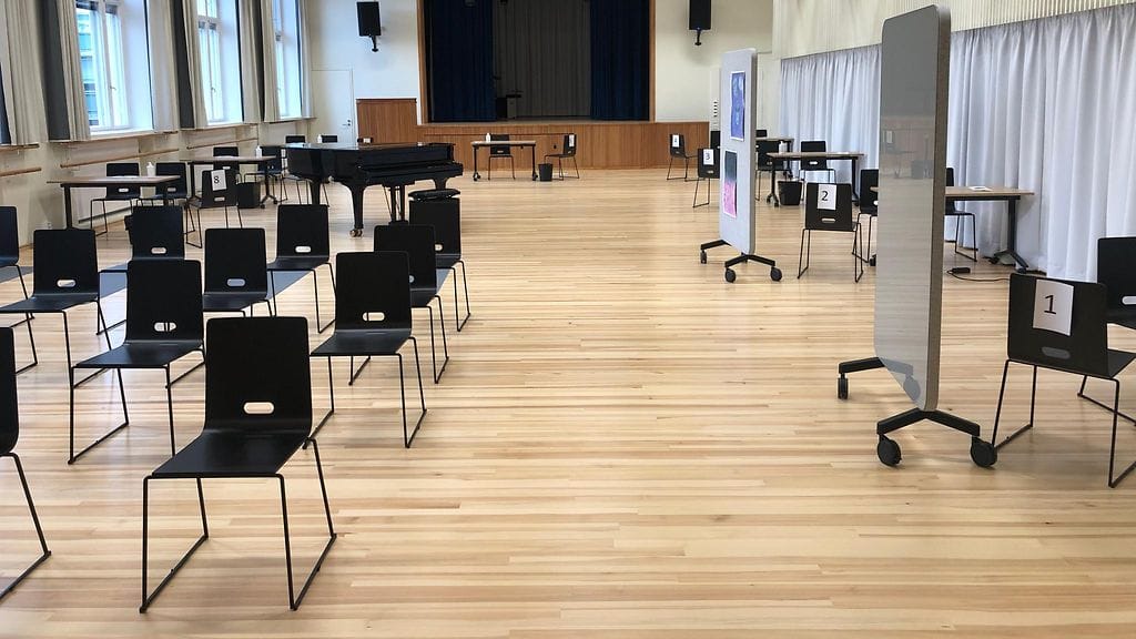 Kruununhaan yläasteen sali, jossa 7.-9.-luokkalaiset kpulun oppilaat rokotetaan.