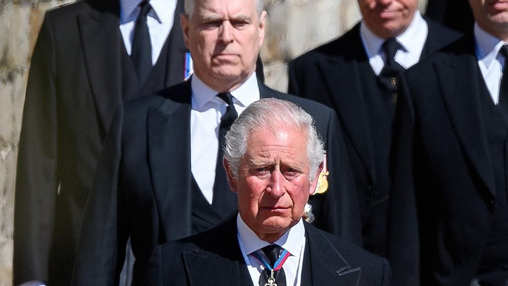 Kuningas Charles aloitti torstaina virallisen prosessin prinssi Andrewn arvonimien, tittelien ja nimitysten poistamiseksi.