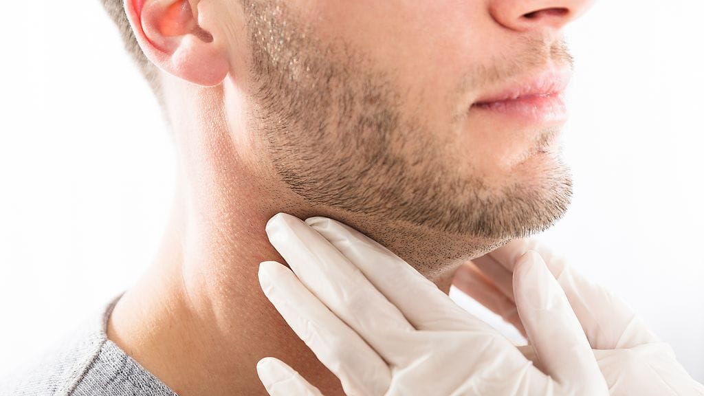 Lääkäri huomasi Thomasin kaulassa pahaa enteilevän möykyn. Kuvituskuva.