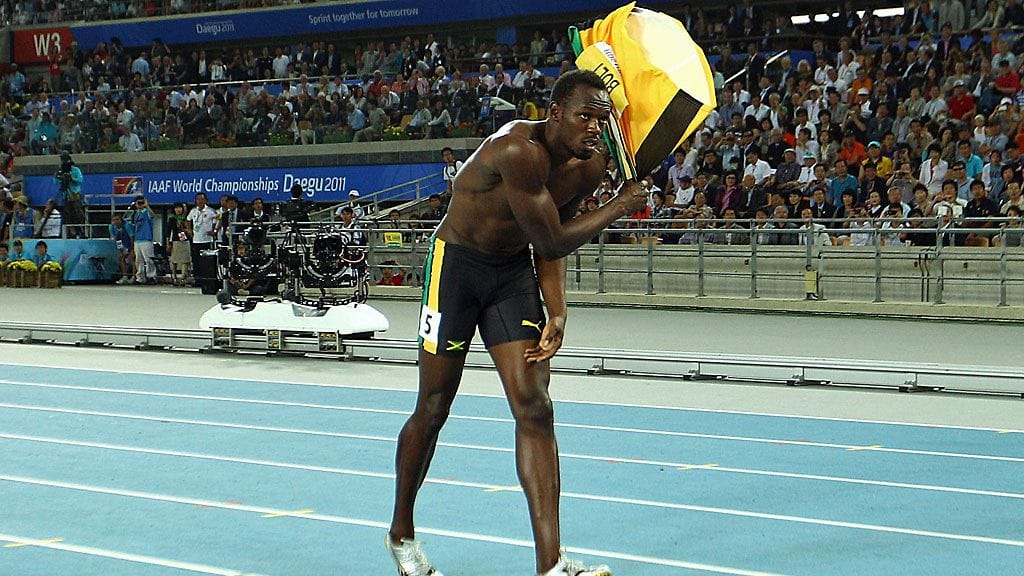 Usain Bolt tyrmistyneenä varaslähtönsä jälkeen.