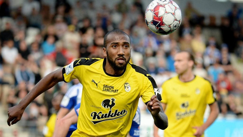 Rangel upotti kolmella maalillaan Astanan.