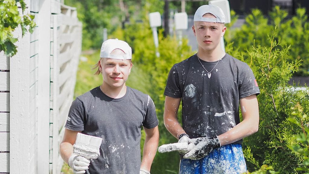 Henrik Tauriainen (vas.) ja Lukas Koljonen ovat maalanneet muun muassa julkisivuja.