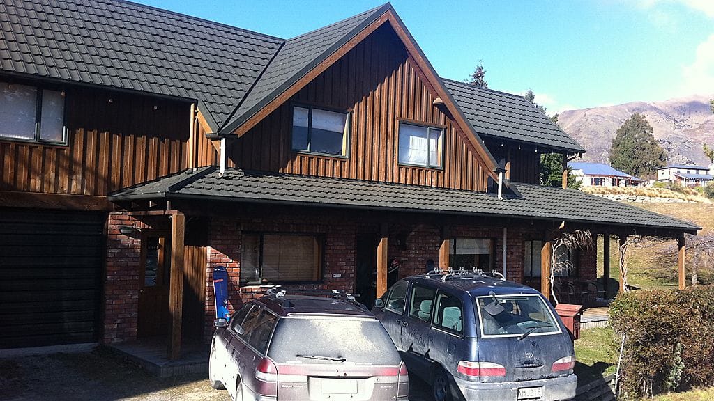 Kahdentoista hengen lumilautamaajoukkue majoittuu vuokratalossa Wanakassa.