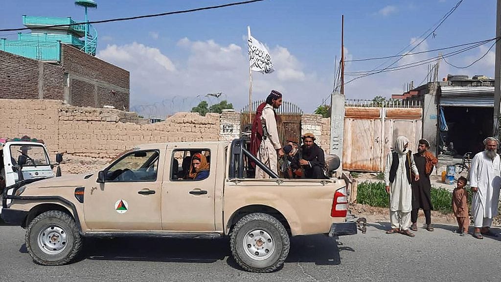 Talebanin taistelijat Laghmanin maakunnan kadulla.