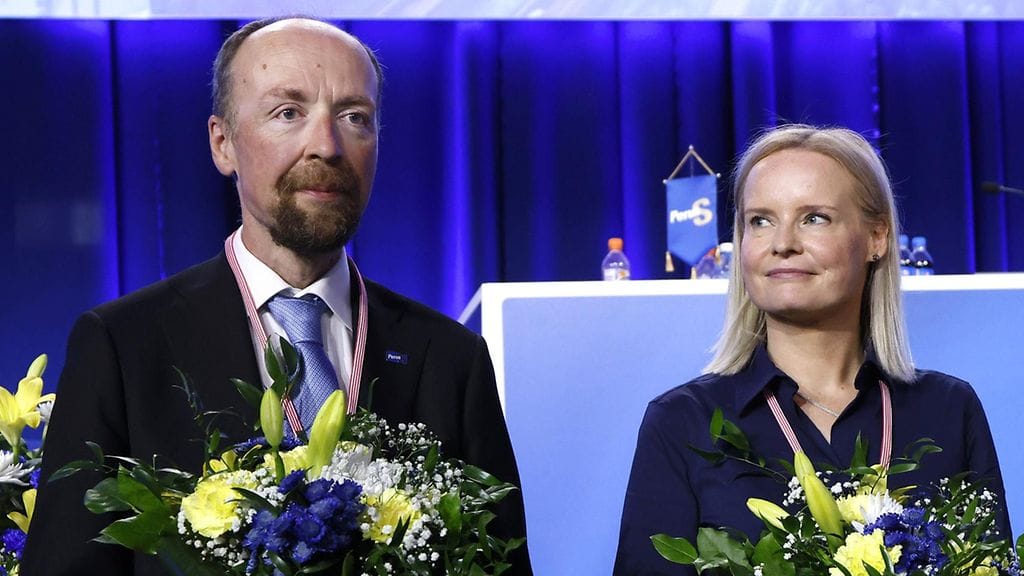 Perussuomalaisten väistyvä ja uusi puheenjohtaja: Jussi Halla-aho ja Riikka Purra.