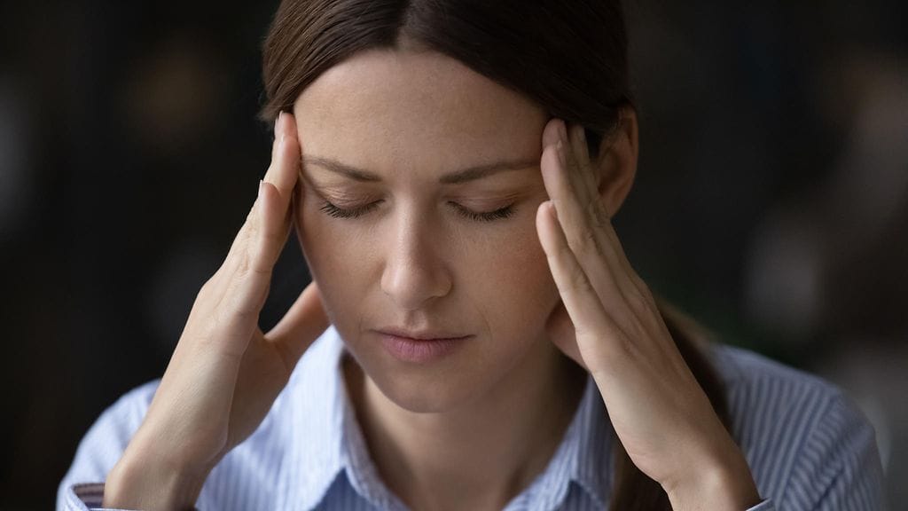 Jatkuva yliajattelu ja murehtiminen on viestintävalmentajan mukaan mahdollista katkaista yllättävän helpon kikan avulla. Kuvituskuva.