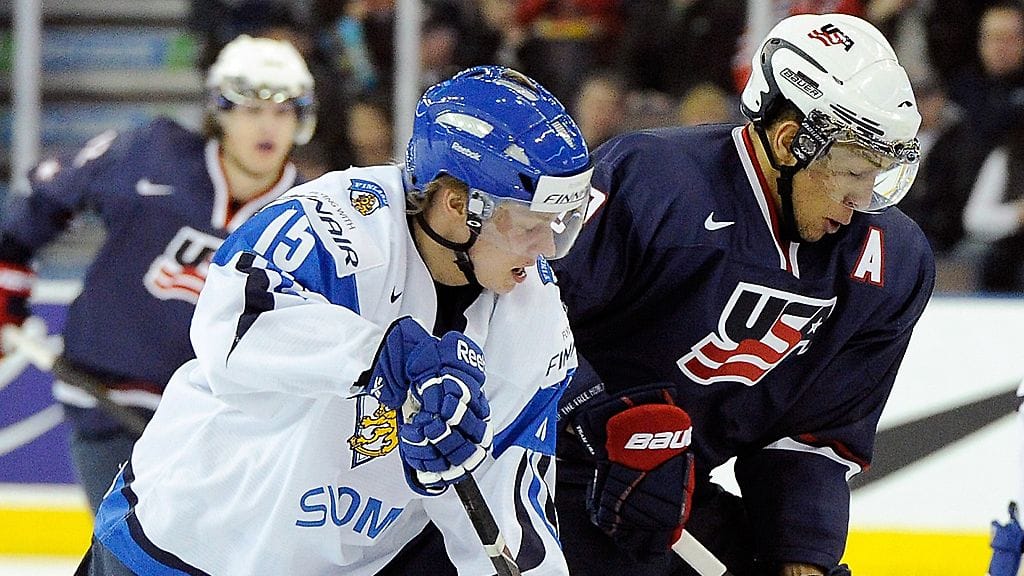 Miro Aaltonen vääntään USA:n Emerson Etemin kanssa.