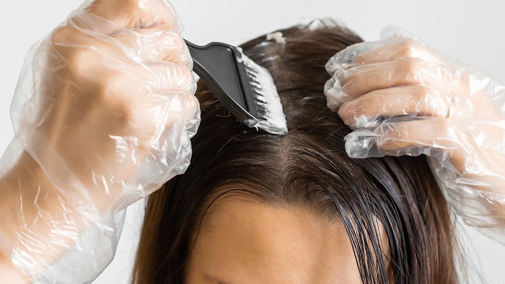 Erityisesti tummista hiusväreistä löytyvä parafenyleenidiamiini voi aiheuttaa kosketusallergiaa. Kuvituskuva.