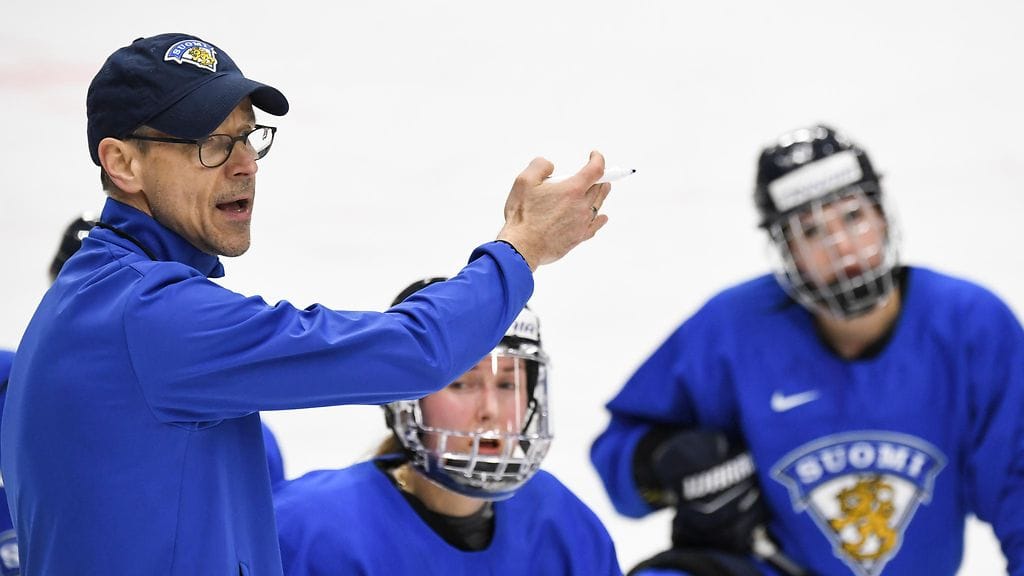 Pasi Mustosen luotsaama Naisleijonat kohtaa Kanadan myös MM-kisojen avausottelussaan.