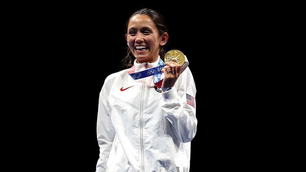 Lee Kiefer voitti Tokion olympialaisissa kultaa Yhdysvalloille miekkailussa.