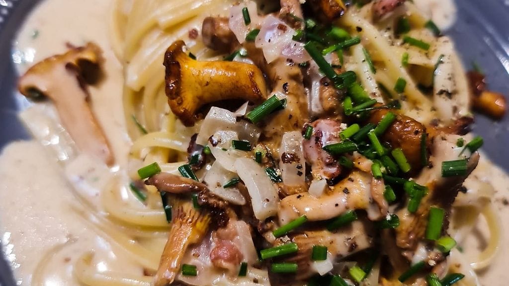 Harri Syrjäsen syksyinen kantarelli-pekonipasta valmistuu helposti ja nopeasti.