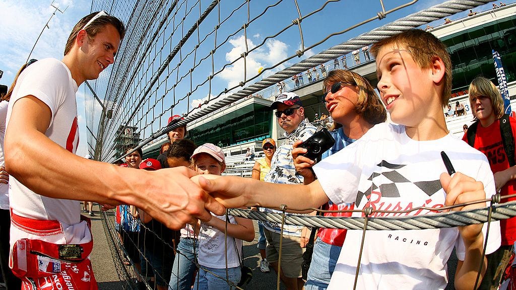 Dan Wheldon tapaamassa fanejaan vuonna 2007.