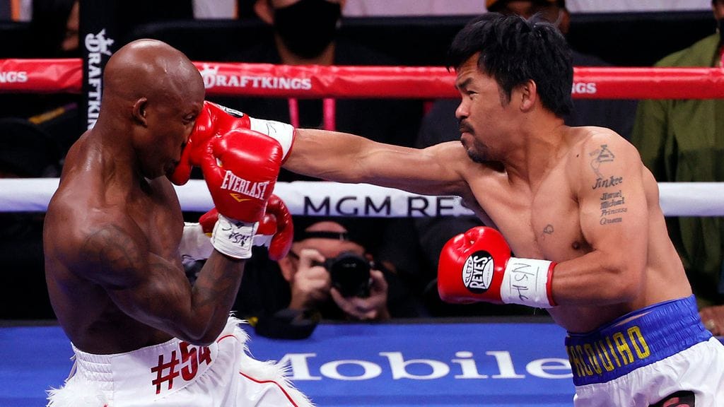 Tappion Yordenis Ugasille kokenut Manny Pacquiao (oik.) pohtii uransa jatkoa.