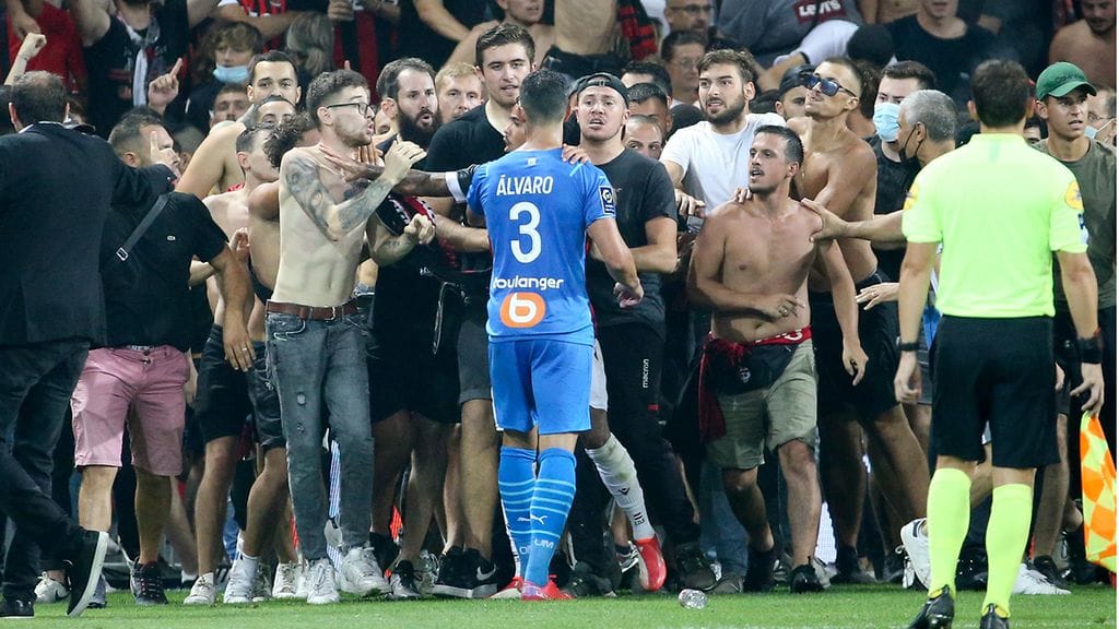 Kentälle rynni katsojia kesken Nicen ja Marseillen välisen jalkapallo-ottelun.