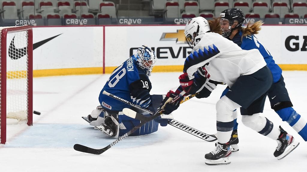 Yhdysvaltain Kelly Panek aiheuttamassa vaaraa Meeri Räisäsen vartioimalla Suomen maalilla.