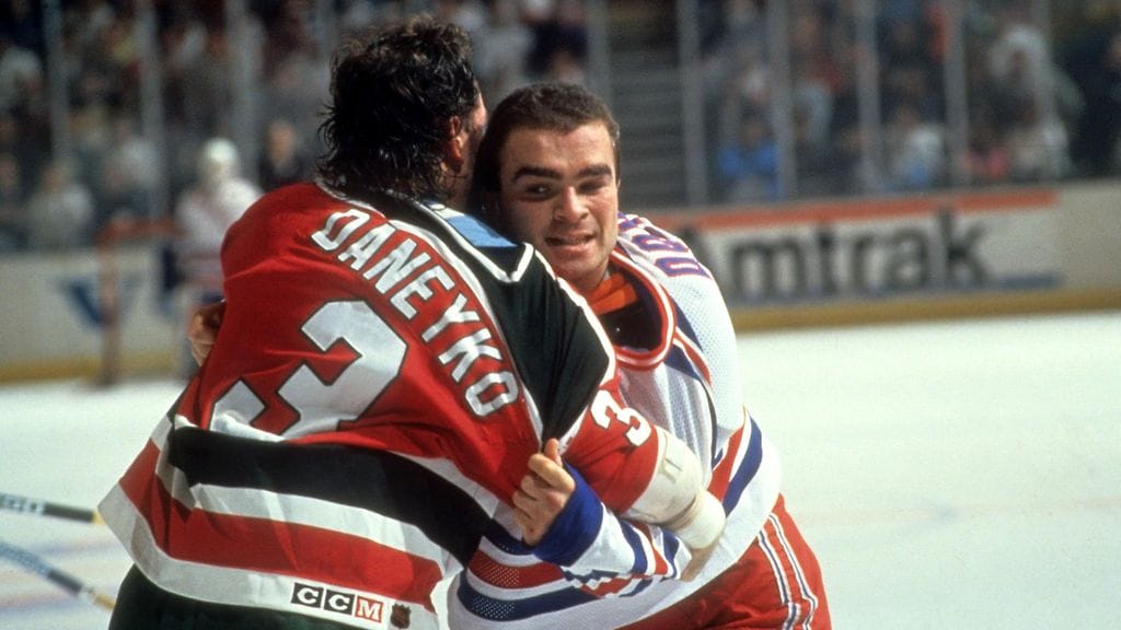 Ken Daneyko ja Tie Domi ottivat toisistaan mittaa vuonna 1991. Jään ulkopuolellakin kaksikko mitteli voimistaan.