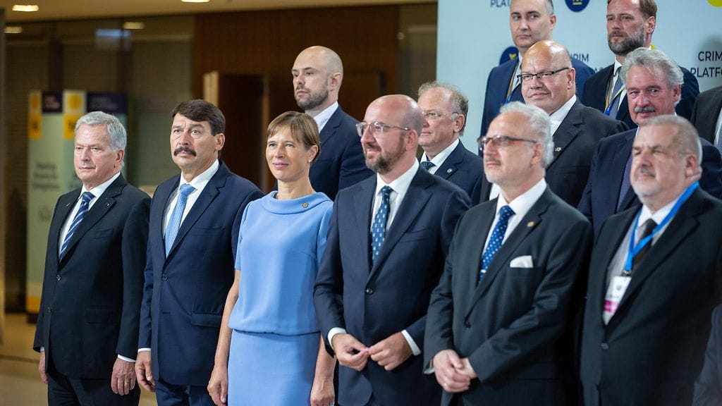 Edessä vasemalta, tasavallan presidentti Sauli Niinistö, Unkarin presidentti Janos Ader, Viron presidentti Kersti Kaljulaid ja Eurooppa-neuvoston puheenjohtaja Charles Michel Krim-foorumin huippukokouksessa (Crimea Platform) Kiovassa Ukrainassa maanantaina 23. elokuuta..