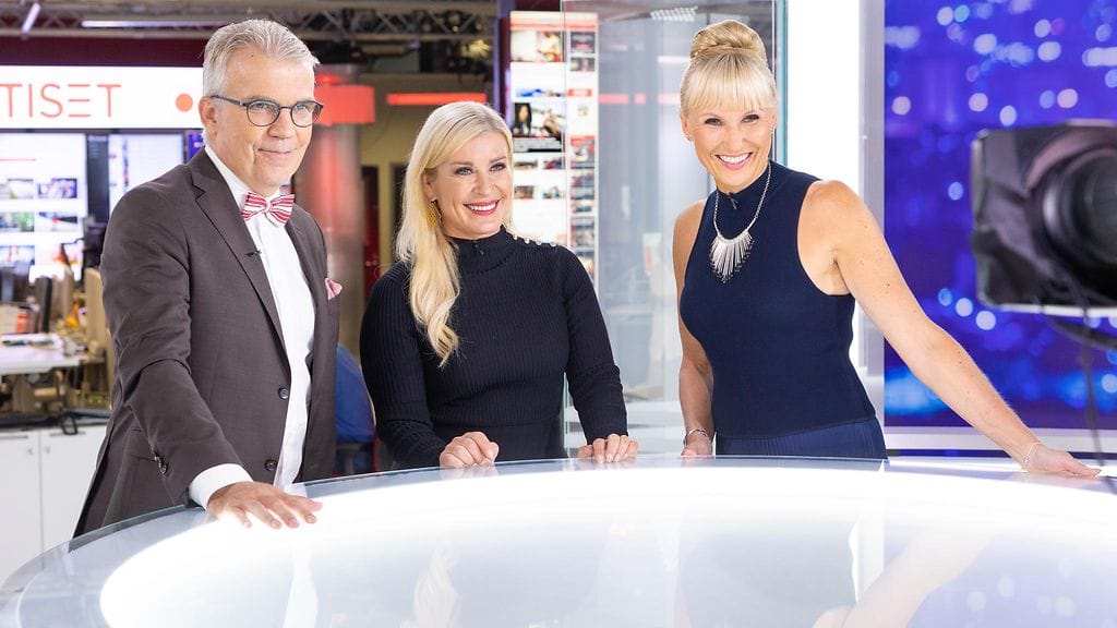 MTV Uutiset 40 vuotta - juhlalähetyksen juontavat tutut uutisankkurit Keijo Leppänen, Kirsi Alm-Siira sekä Ripsa Koskinen-Papunen.