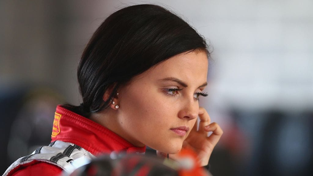 Renee Gracie lopetti kilpailemisen vuonna 2017. Hän sanoi tuolloin ajamisen olevan liian kallista.