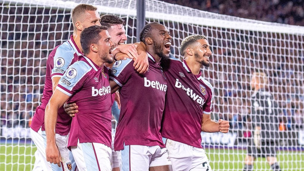 Michail Antonio (toinen oikealla) painoi kaksi maalia Leicesteriä vastaan.