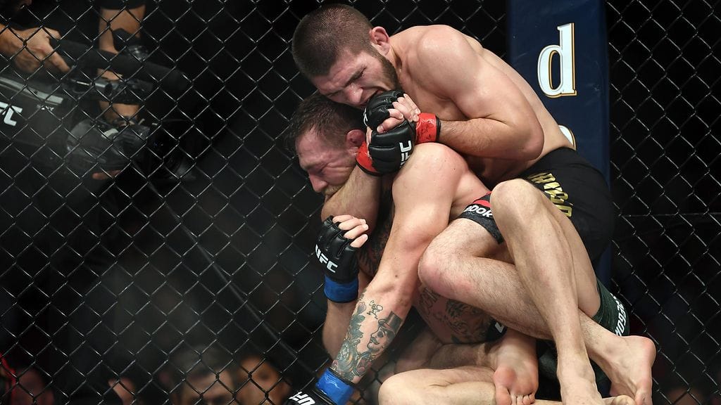 Conor McGregor taipui Habib Nurmagomedovin takakuristuksessa UFC-kehässä lokakuussa 2018.
