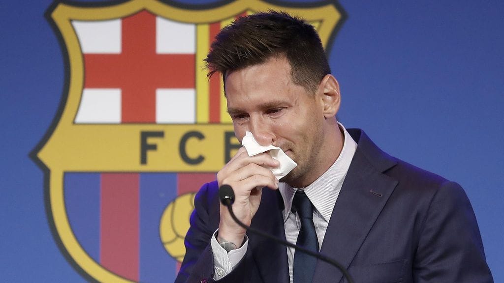 Lionel Messi käytti nenäliinaa kertoessaan tunteikkaana jättävänsä FC Barcelonan.
