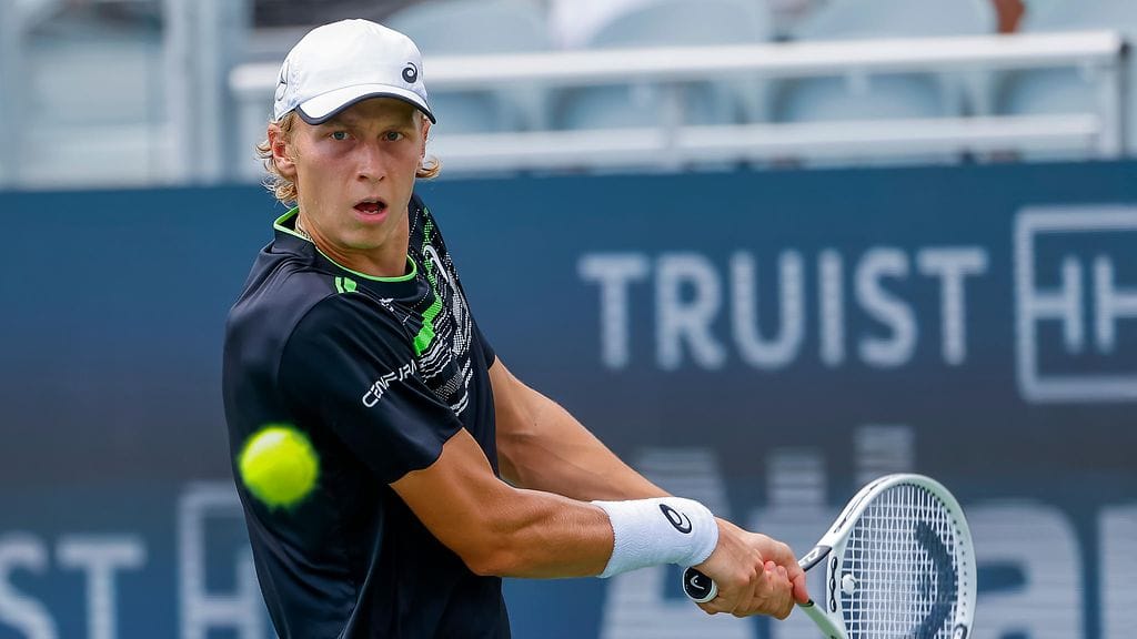 Emil Ruusuvuori vei voiton suoraan kahdessa erässä.