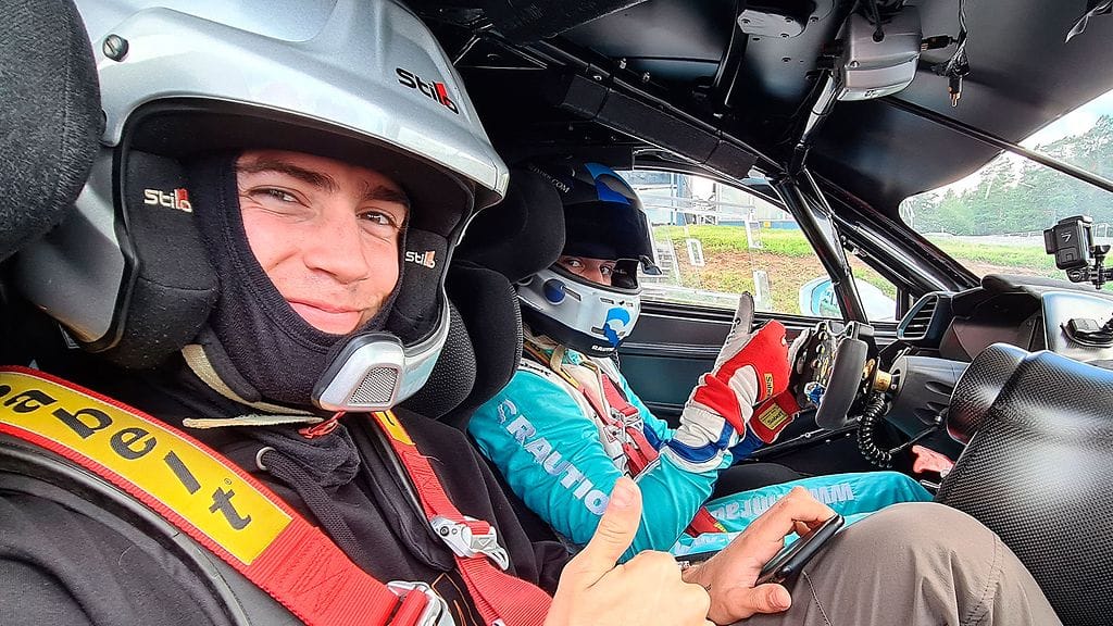 Robin Packalen hyppäsi Luka Nurmen Ferrarin kyytiin.