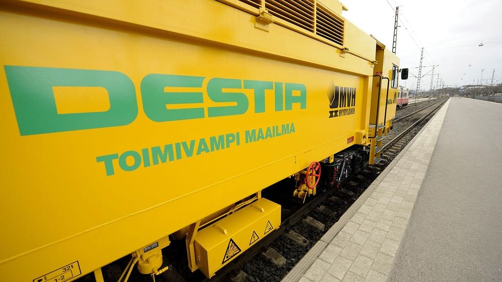 Destian uusi linja- ja vaihdetukemiskone lehdistöesittelyssä Helsingin rautatieasemalla 11. toukokuuta 2010.