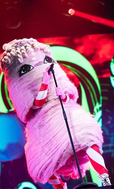 Masked_singer_suomi_S3_eps1_005_hattara_kuvaaja_saku_tiainen