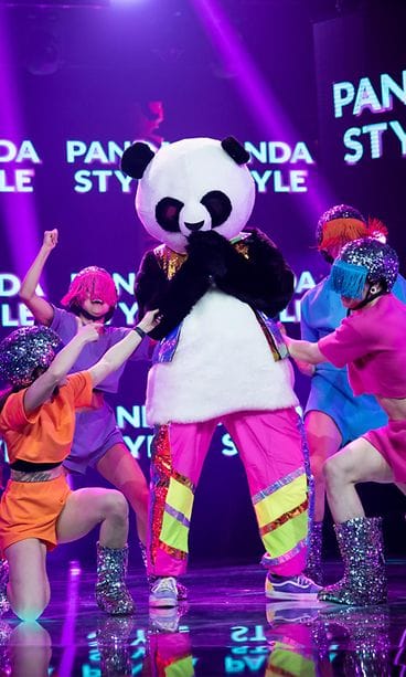 Masked_singer_suomi_S3_eps1_002_bilepanda_kuvaaja_saku_tiainen
