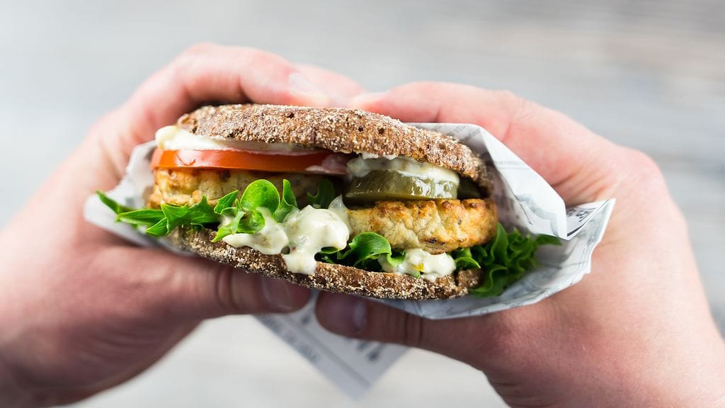 Moni helsinkiläinen söi torstaina tämän fisuburgerin.