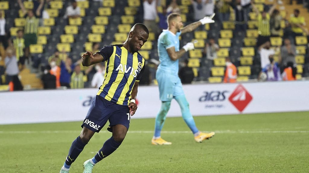 Fenerbahcen Enner Valencia viimeisteli ensimmäisellä puoliajalla kaksi osumaa HJK:n verkkoon.