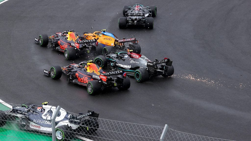 Valtteri Bottas aiheutti tuhoa keilauksellaan Unkarin GP:n avausmutkassa.