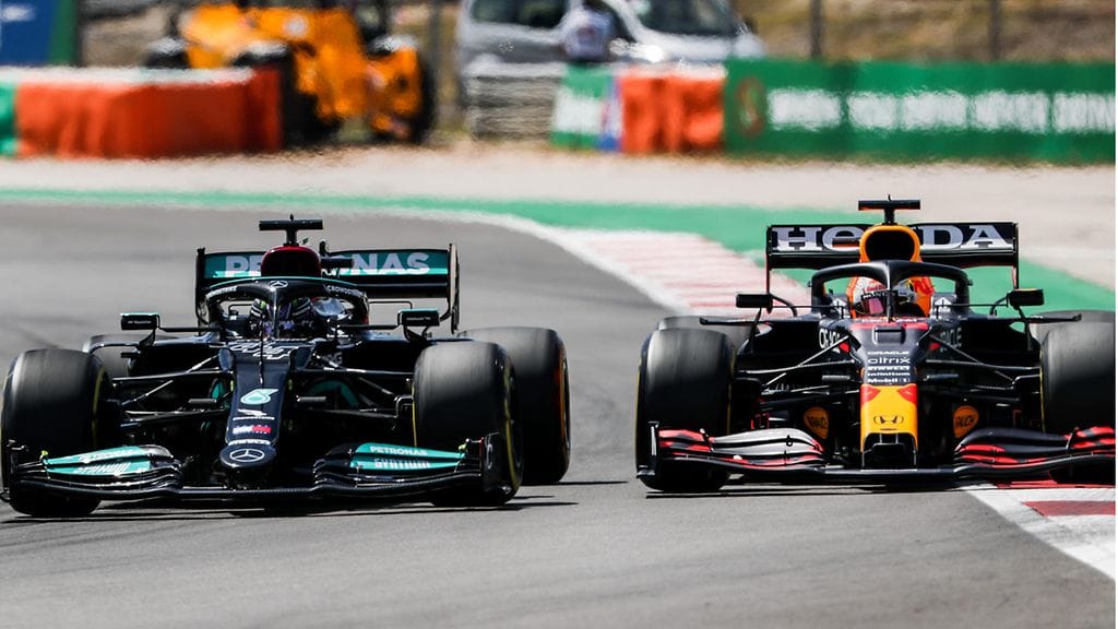 Lewis Hamilton ja Max Verstappen ovat käyneet kovaa taistelua paikoin rengas rengasta vasten.