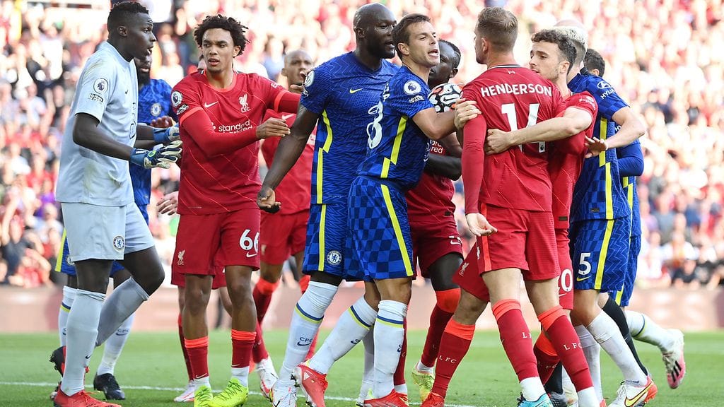 Liverpoolin ja Chelsean pelaajien tunteet kiehahtivat.