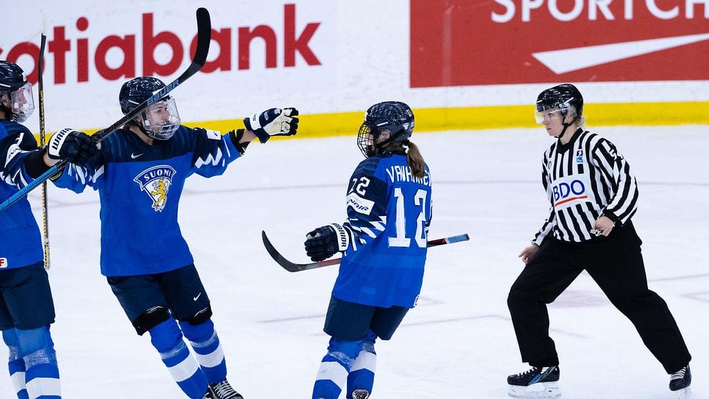 Sanni Vanhanen viimeisteli Suomen voittomaalin Tshekkiä vastaan MM-puolivälierässä.