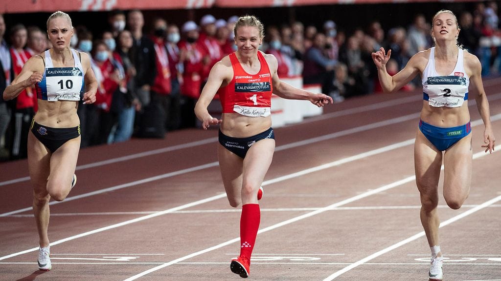 Milja Thuresonin (vas.) loppukiri puri 200 metrillä.