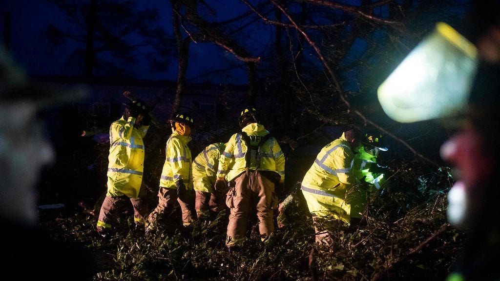 Palomiehet raivaavat puita hirmumyrsky Idan vuoksi.