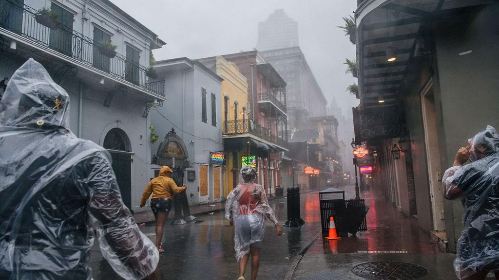 Ihmisiä New Orleansin ranskalaisessa korttelissa hirmumyrsky Idan aikaan.