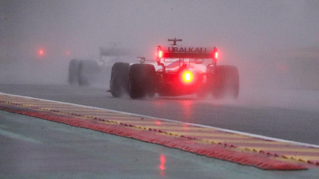 Näkyvyys vesipatsaan takaa oli Spassa niin surkea, ettei kisaa uskallettu aloittaa sunnuntaina lainkaan.