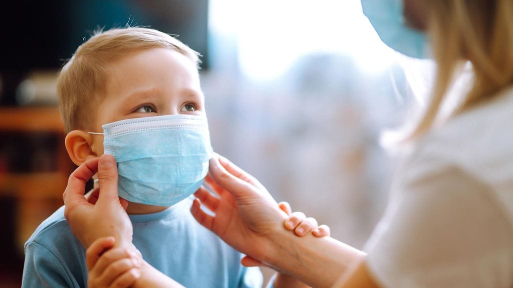 Huolehtimalla käsihygieniasta ja käyttämällä kasvomaskia, koronan leviämistä perheen sisällä voi estää. Kuvituskuva.